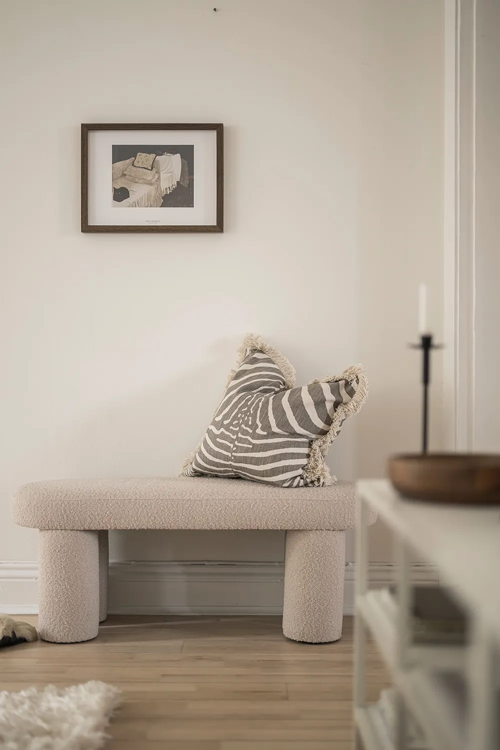 Белая скандинавская квартира с тёмным диваном (79 кв. м) - Gallery image 7