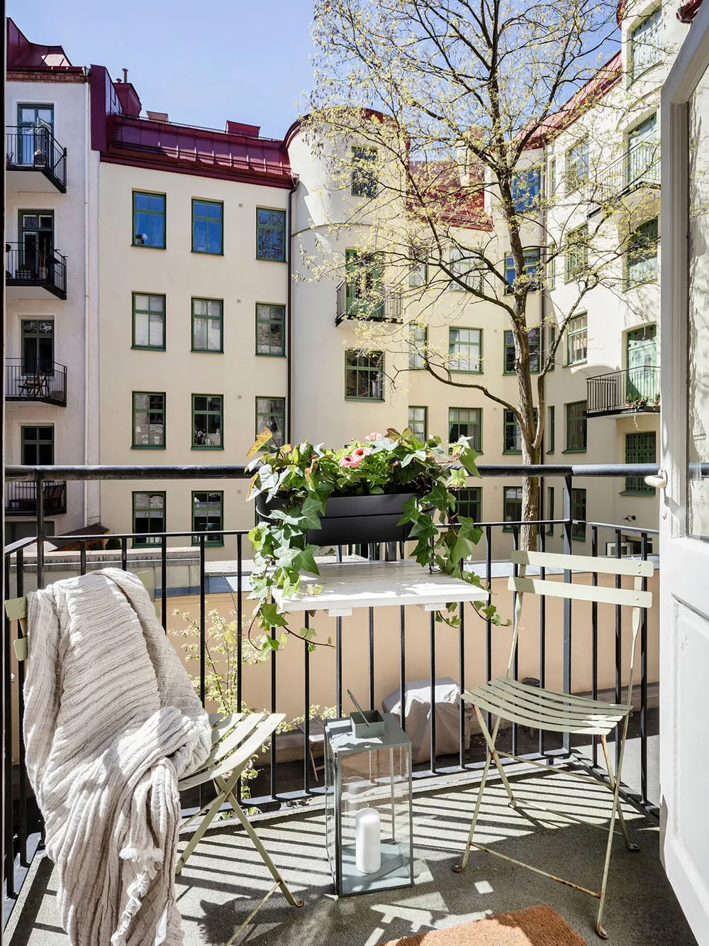 Светлый скандинавский интерьер со старинной кирпичной стеной на кухне (87 кв. м) - Gallery image 10