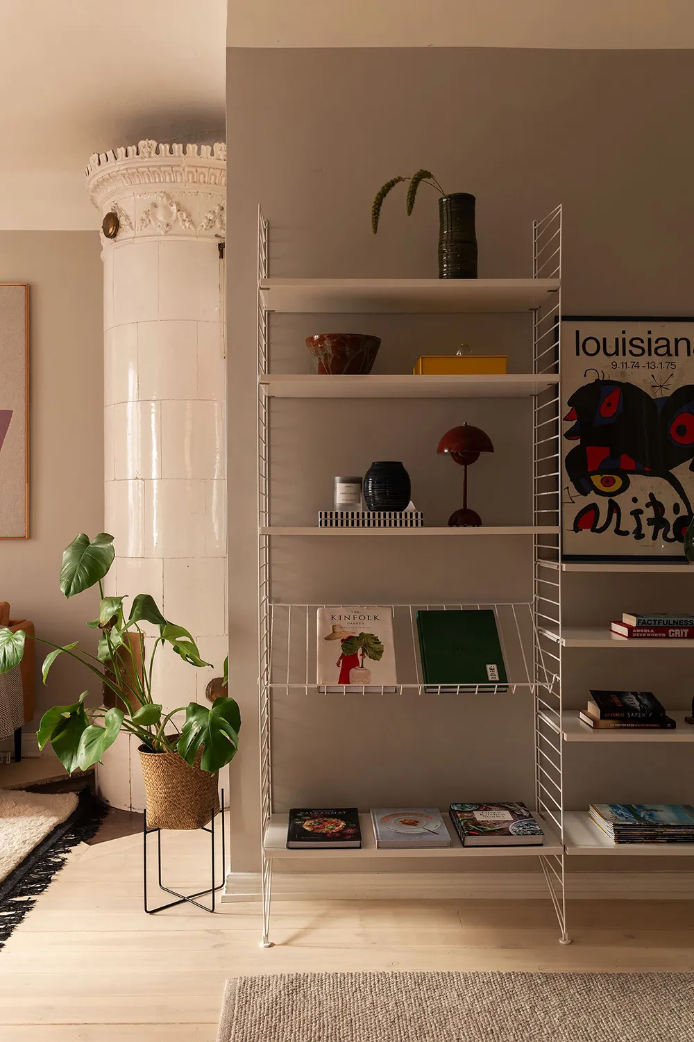 Стильний інтер'єр малої квартири з видом на кам'яну стіну (44 кв. м) - Gallery image 18