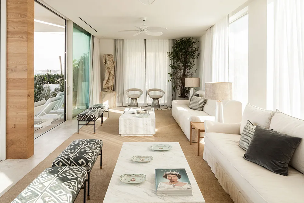 Светлый современный интерьер на берегу моря в Испании - Gallery image 4