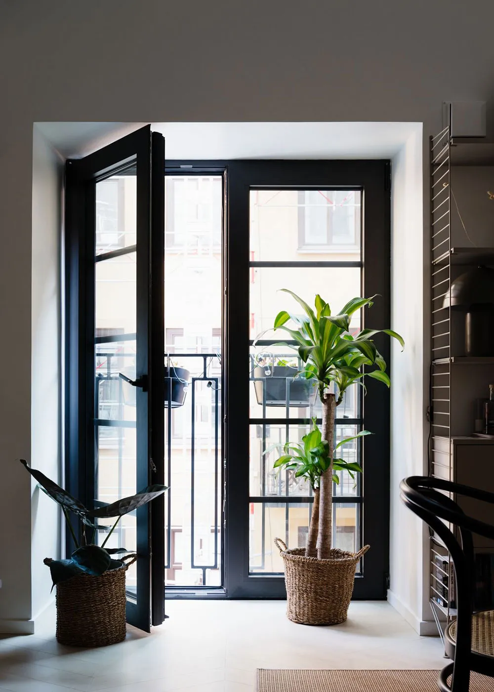 Яскрава квартира з антресоллю в колишній хлібній у Стокгольмі (75 м²) - Gallery image 8