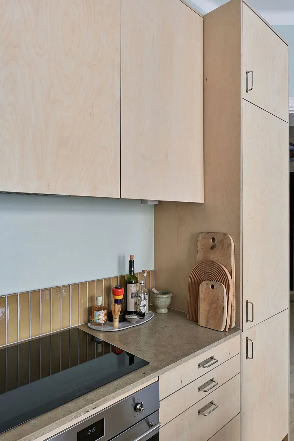 Cuisine en contreplaqué et poêle moderne : un appartement inhabituel à Stockholm (71 m²) - Gallery image 9