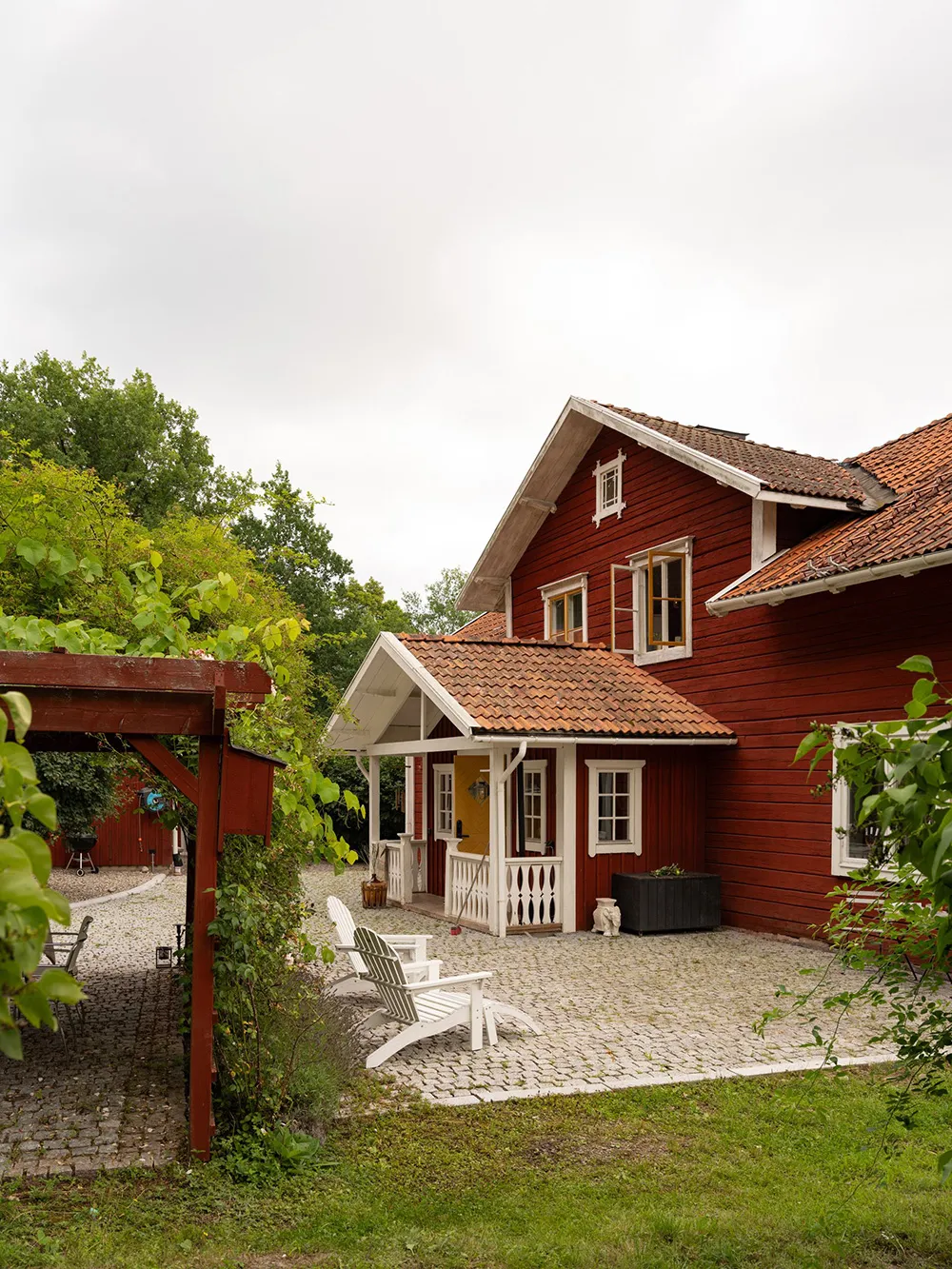 Просторные обновлённые интерьеры традиционной шведской дачи - Gallery image 2