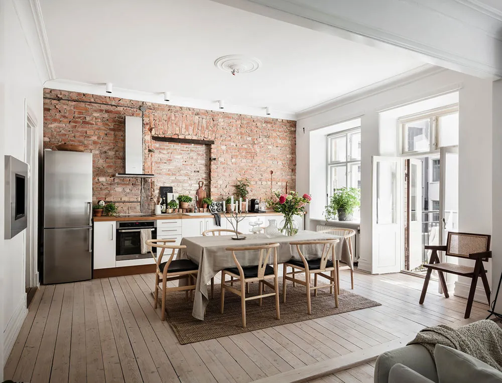 Светлый скандинавский интерьер со старинной кирпичной стеной на кухне (87 кв. м) - Gallery image 3
