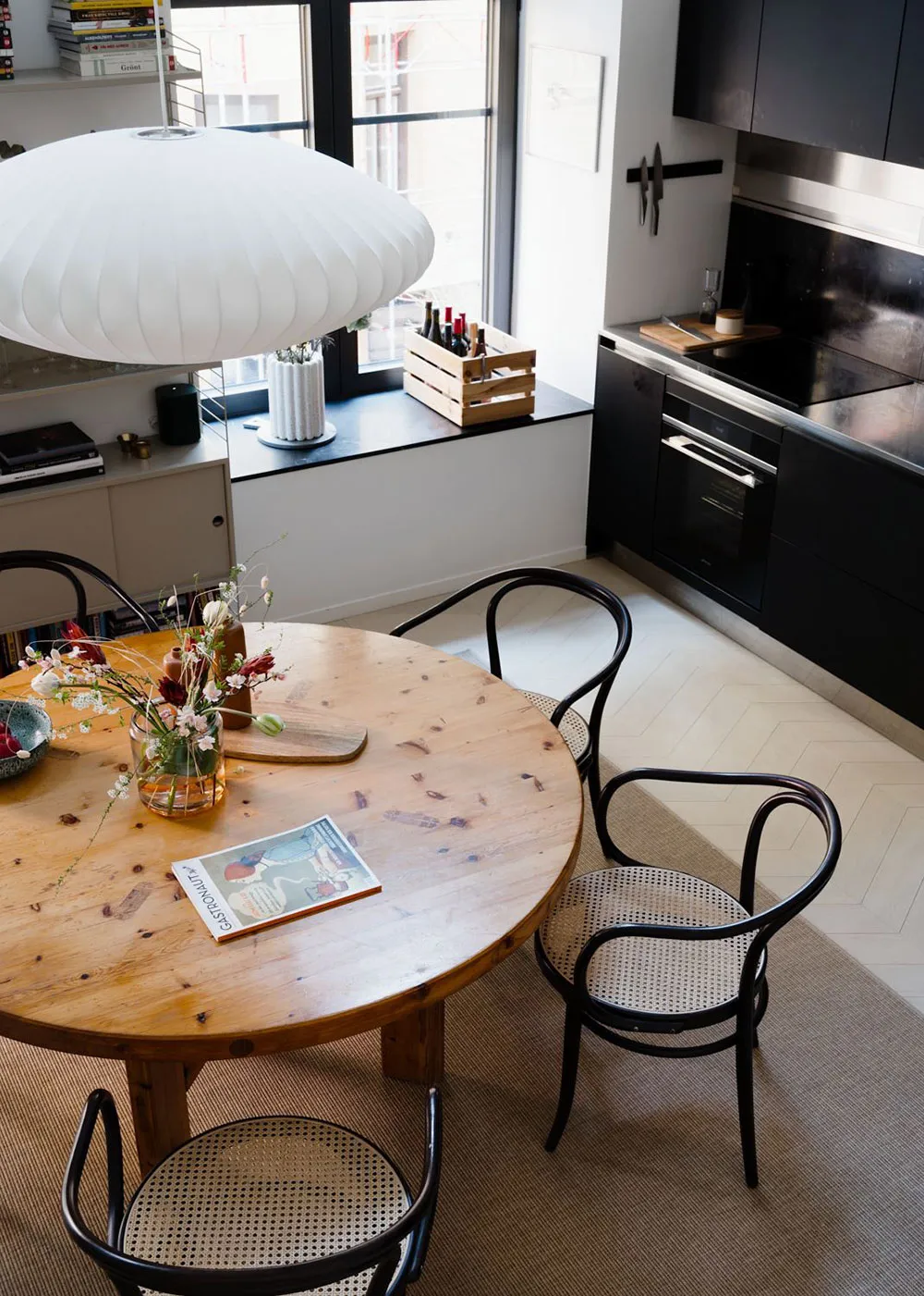 Яскрава квартира з антресоллю в колишній хлібній у Стокгольмі (75 м²) - Gallery image 4