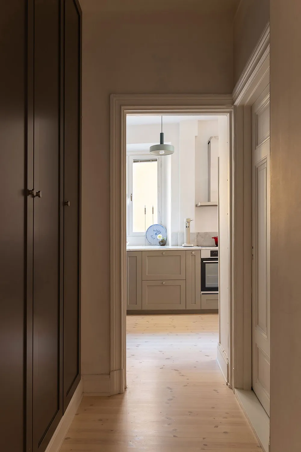 Стильний інтер'єр малої квартири з видом на кам'яну стіну (44 кв. м) - Gallery image 25