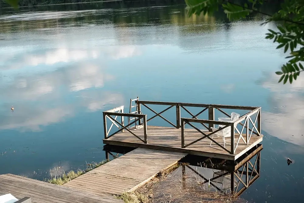 Deuxième lumière et fenêtres partout : maison au bord du lac en Suède - Gallery image 28
