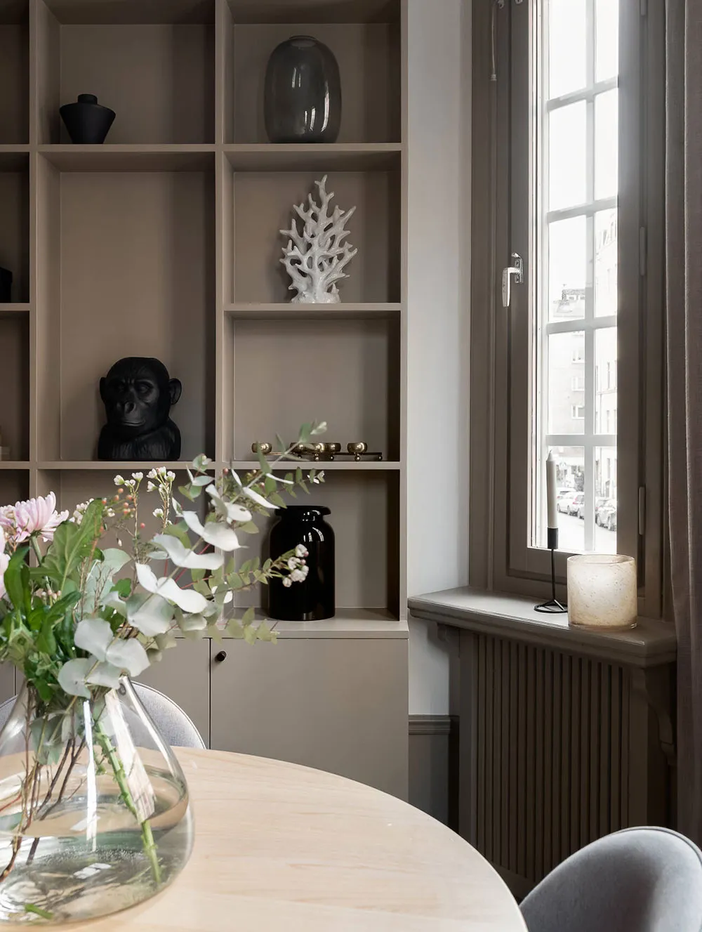 Современный интерьер в стильных бежевых тонах, пропитанный классической элегантностью - Gallery image 5