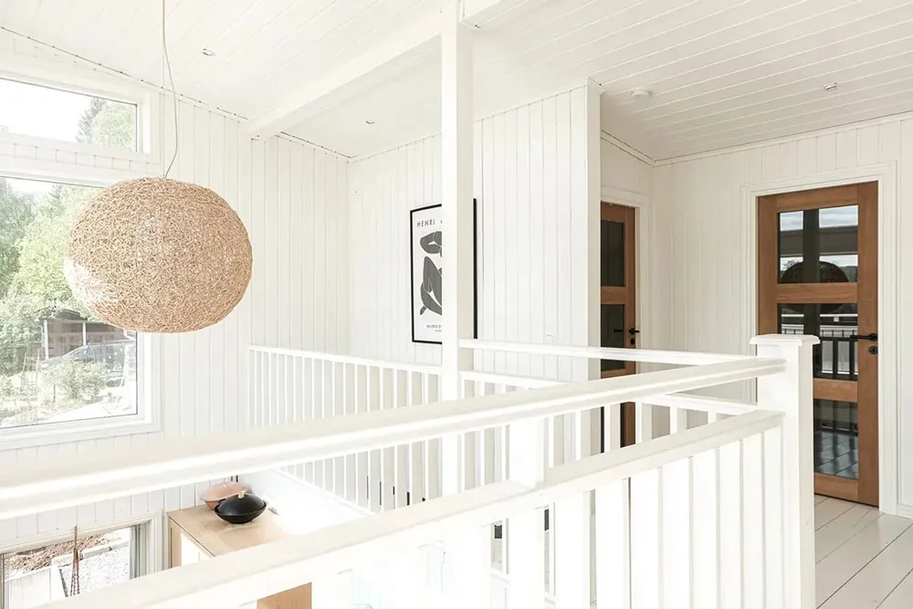 Deuxième lumière et fenêtres partout : maison au bord du lac en Suède - Gallery image 21