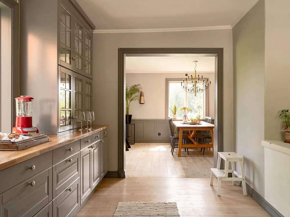 Просторные обновлённые интерьеры традиционной шведской дачи - Gallery image 15