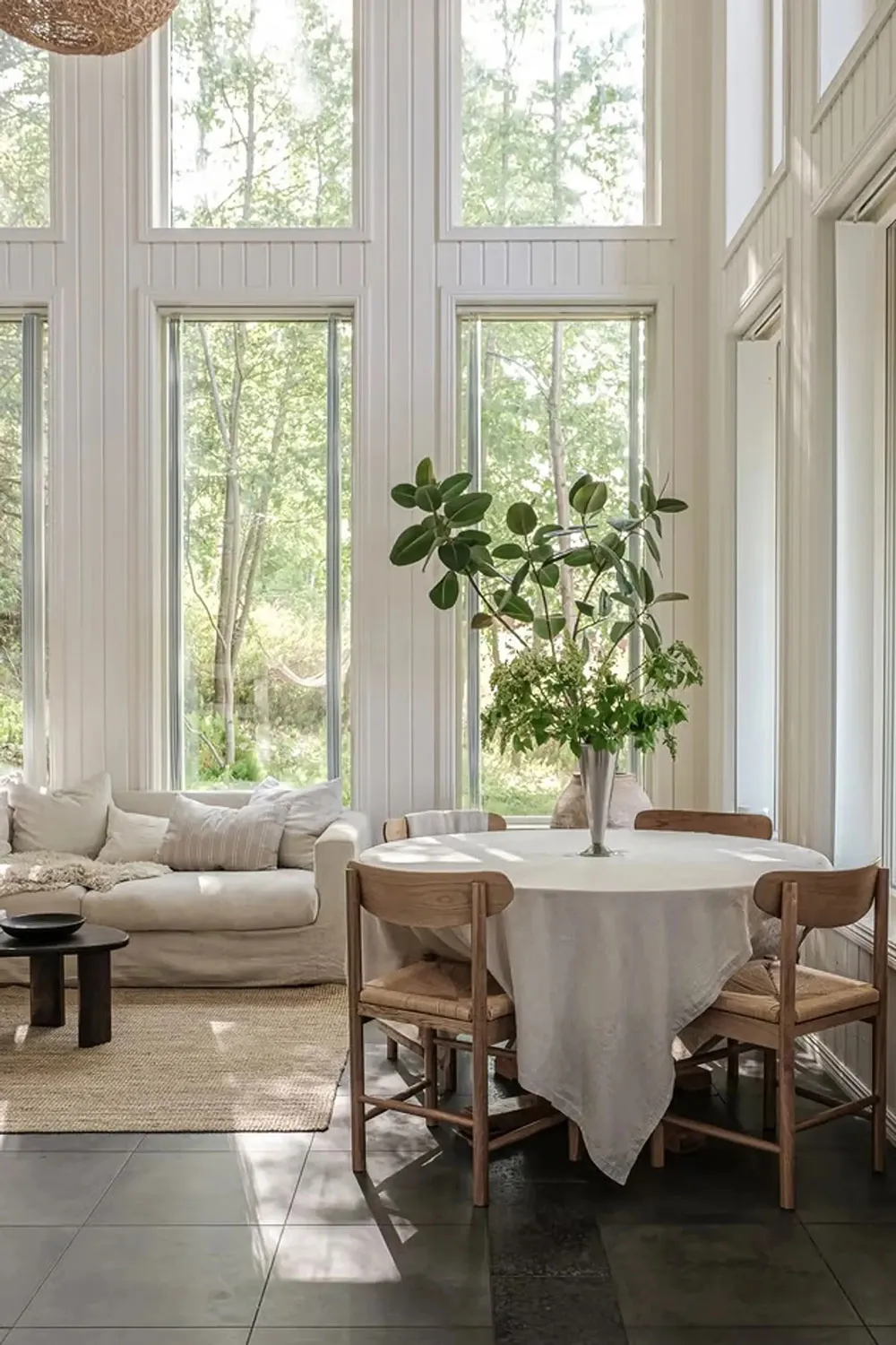 Deuxième lumière et fenêtres partout : maison au bord du lac en Suède - Gallery image 1