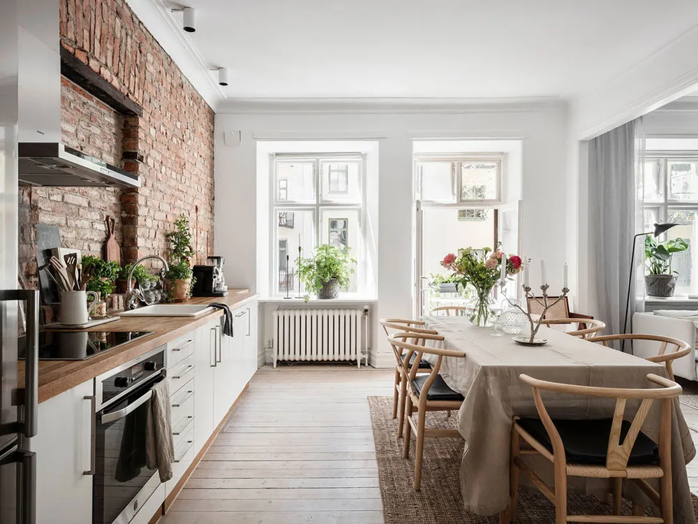 Светлый скандинавский интерьер со старинной кирпичной стеной на кухне (87 кв. м) - Gallery image 8