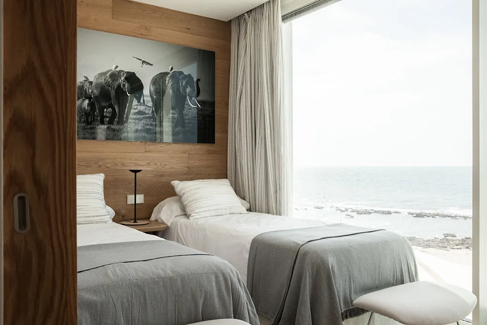 Светлый современный интерьер на берегу моря в Испании - Gallery image 16