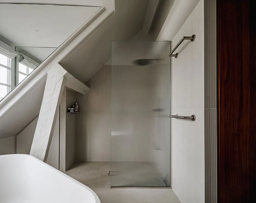 एक और पेरिस… छत के नीचे स्थित यह आकर्षक अपार्टमेंट, आधुनिक एवं स्टाइलिश डिज़ाइन का उत्कृष्ट उदाहरण है. - Gallery image 20