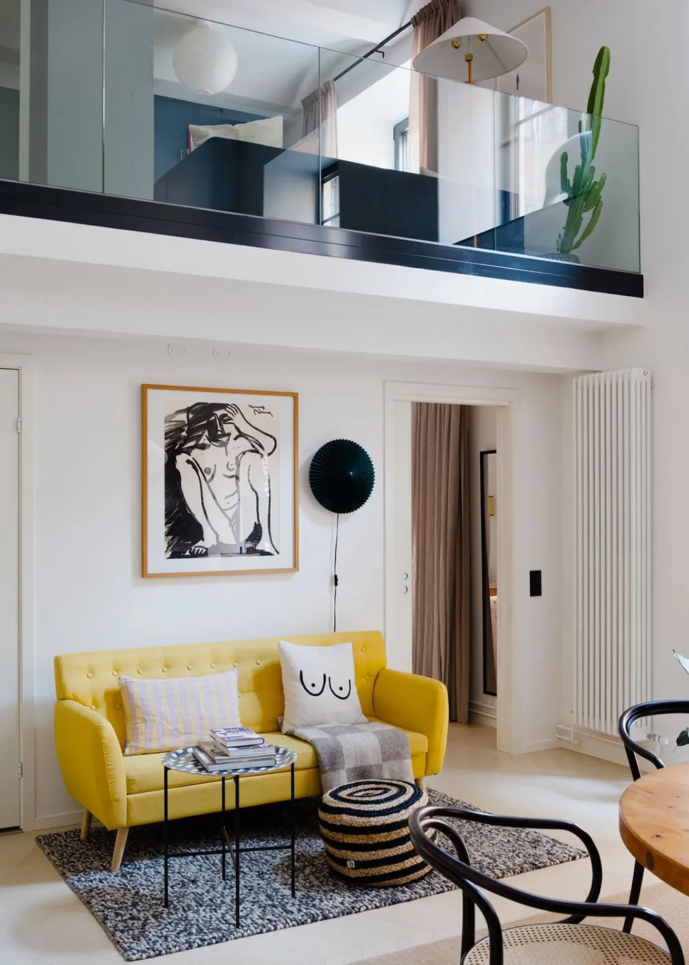 Яскрава квартира з антресоллю в колишній хлібній у Стокгольмі (75 м²) - Gallery image 1