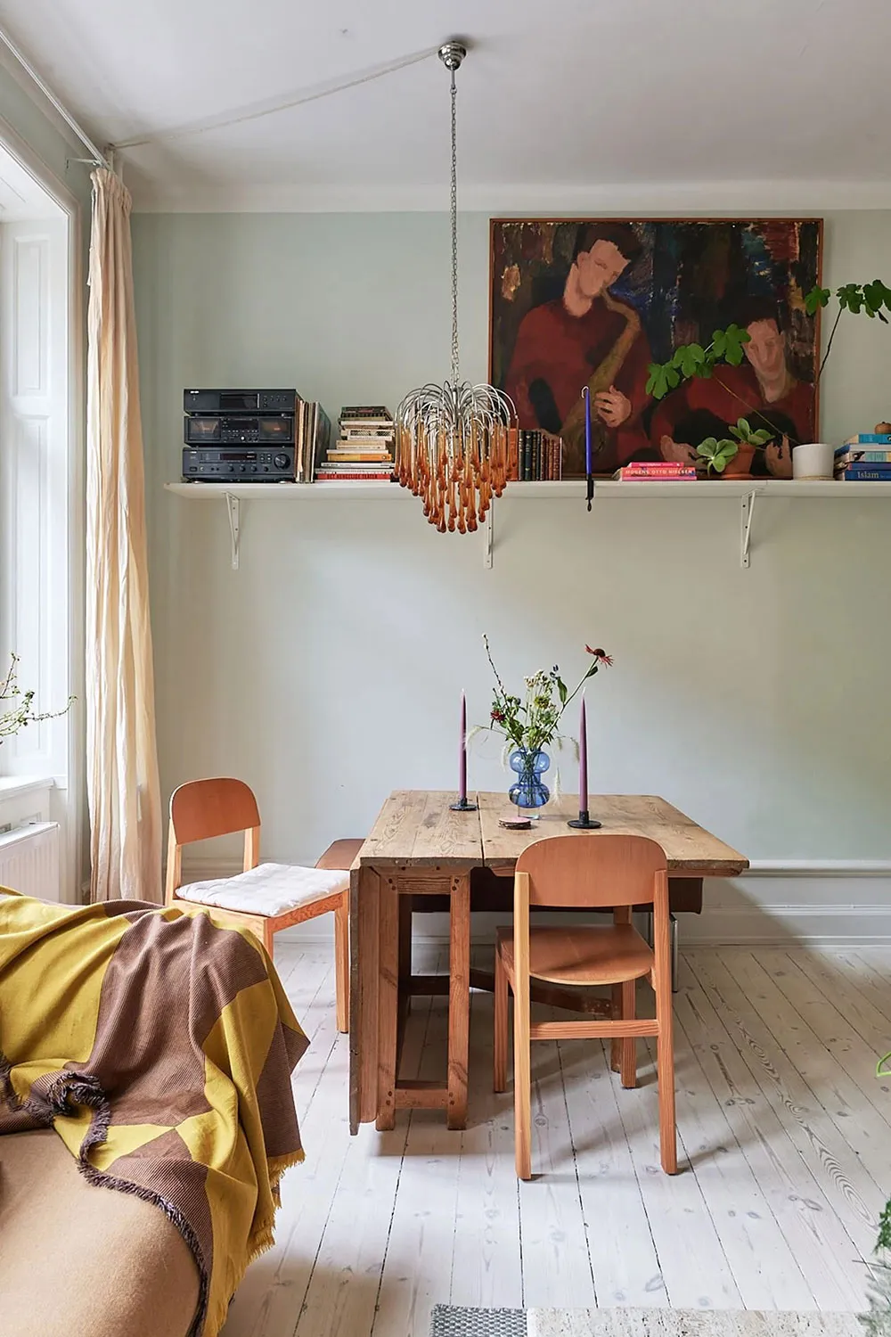 Cuisine en contreplaqué et poêle moderne : un appartement inhabituel à Stockholm (71 m²) - Gallery image 13