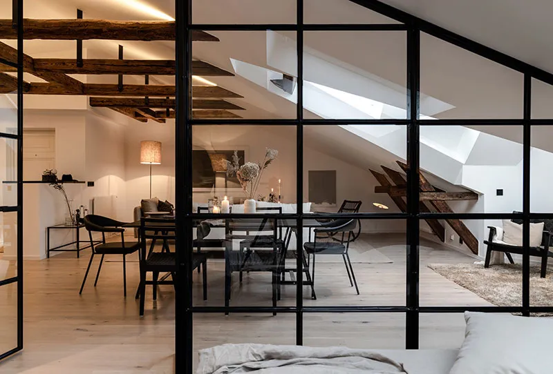 Просторная мансардная квартира со стеклянной перегородкой и балками (108 кв. м) - Gallery image 17