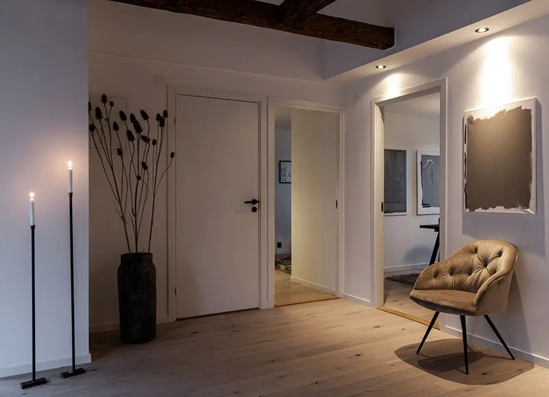 Просторная мансардная квартира со стеклянной перегородкой и балками (108 кв. м) - Gallery image 22