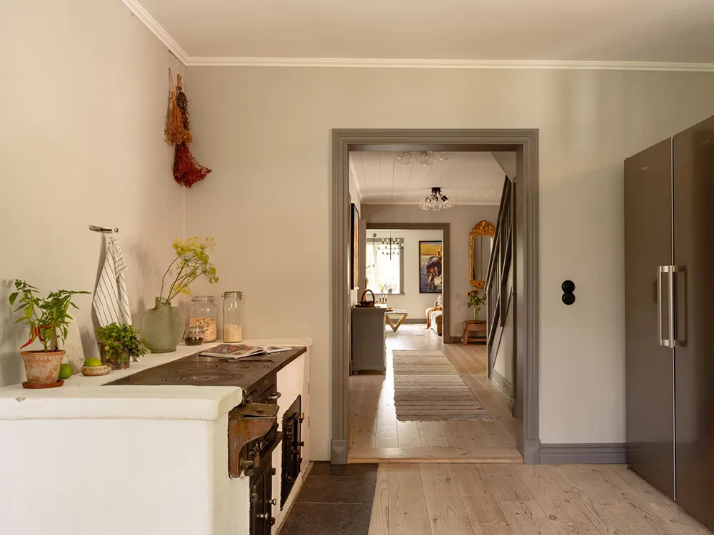 Просторные обновлённые интерьеры традиционной шведской дачи - Gallery image 14