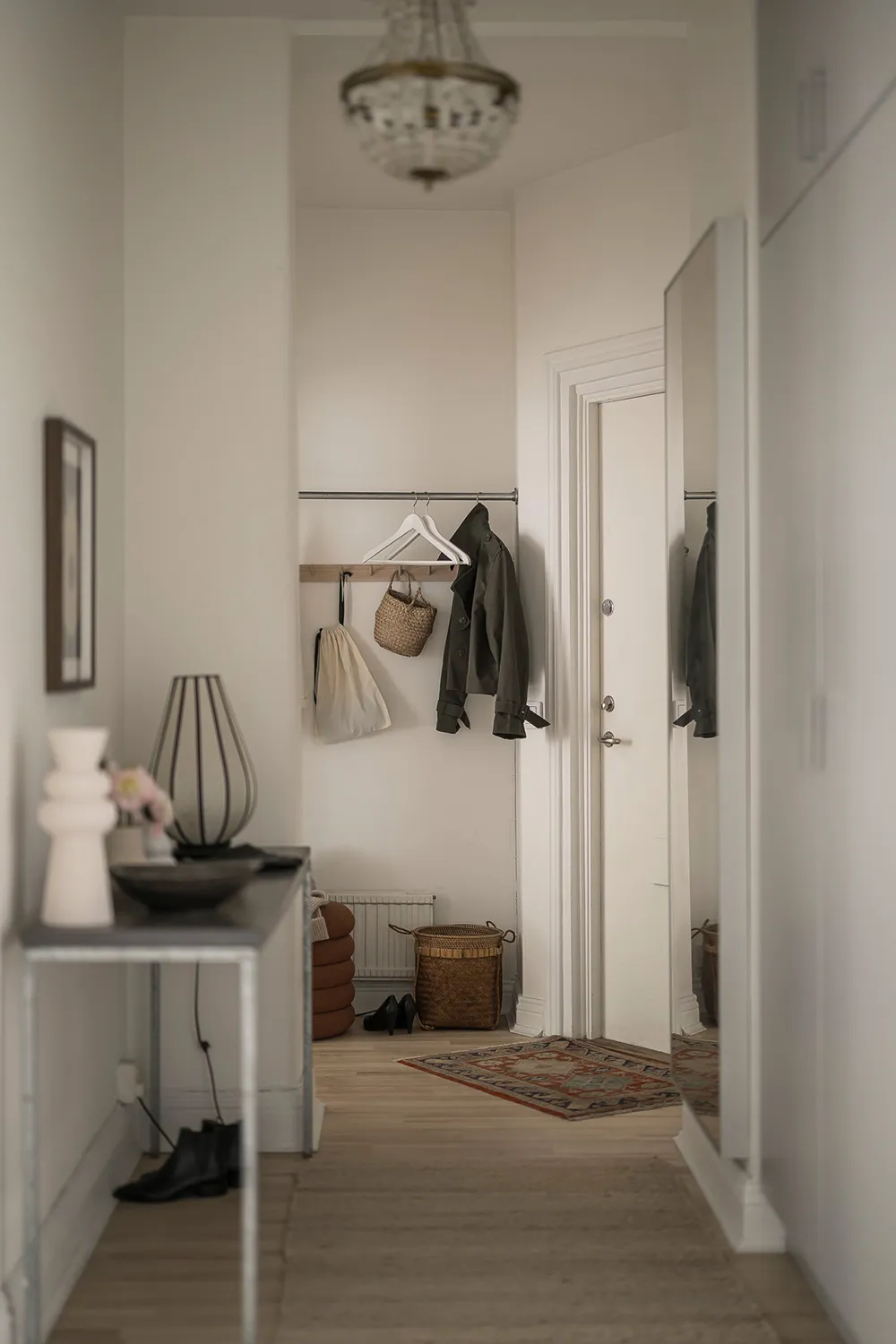 Белая скандинавская квартира с тёмным диваном (79 кв. м) - Gallery image 31