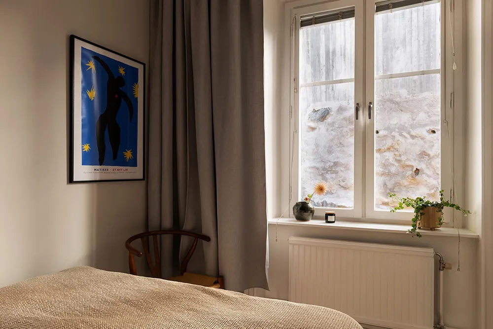 Стильний інтер'єр малої квартири з видом на кам'яну стіну (44 кв. м) - Gallery image 12