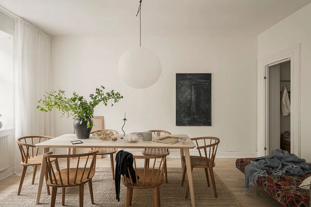 Белая скандинавская квартира с тёмным диваном (79 кв. м) - Gallery image 10