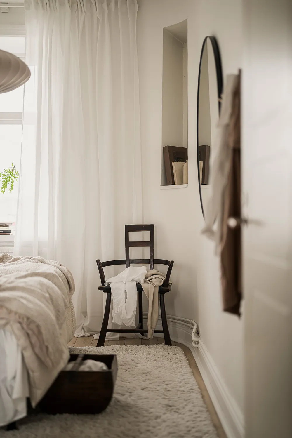 Белая скандинавская квартира с тёмным диваном (79 кв. м) - Gallery image 26