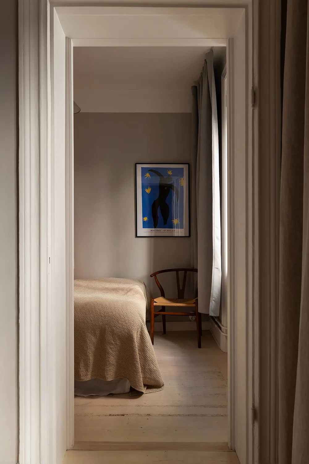 Стильний інтер'єр малої квартири з видом на кам'яну стіну (44 кв. м) - Gallery image 9