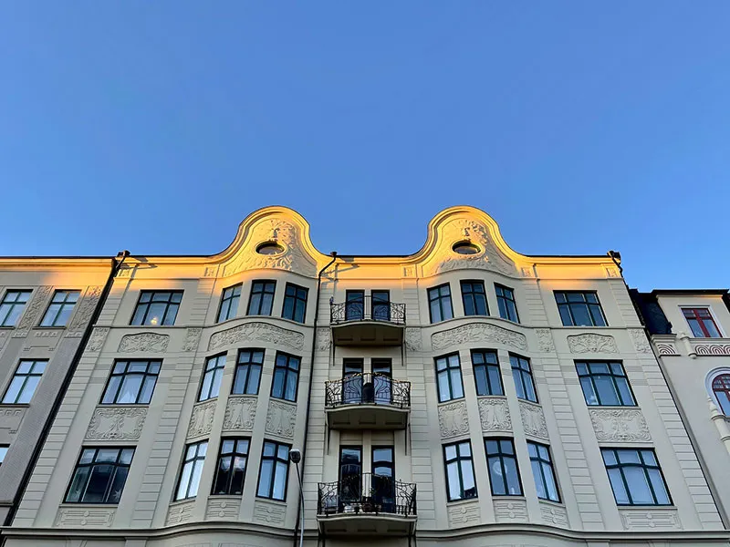 Просторная мансардная квартира со стеклянной перегородкой и балками (108 кв. м) - Gallery image 31