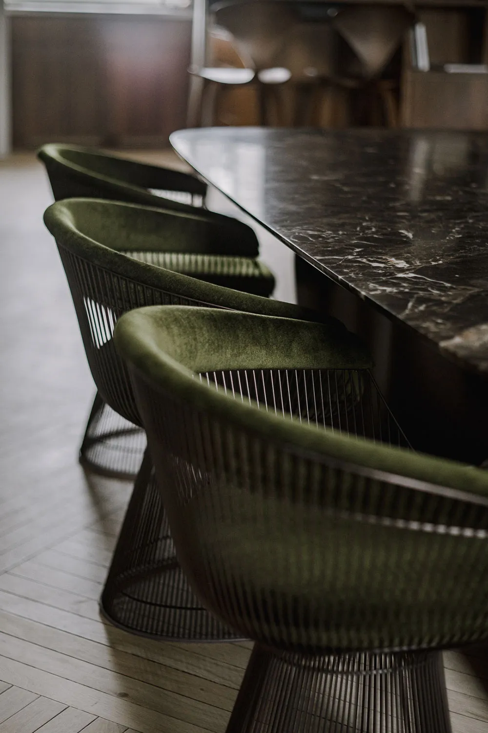 एक और पेरिस… छत के नीचे स्थित यह आकर्षक अपार्टमेंट, आधुनिक एवं स्टाइलिश डिज़ाइन का उत्कृष्ट उदाहरण है. - Gallery image 27