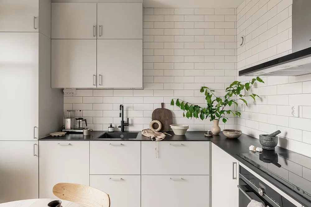 Белая скандинавская квартира с тёмным диваном (79 кв. м) - Gallery image 20