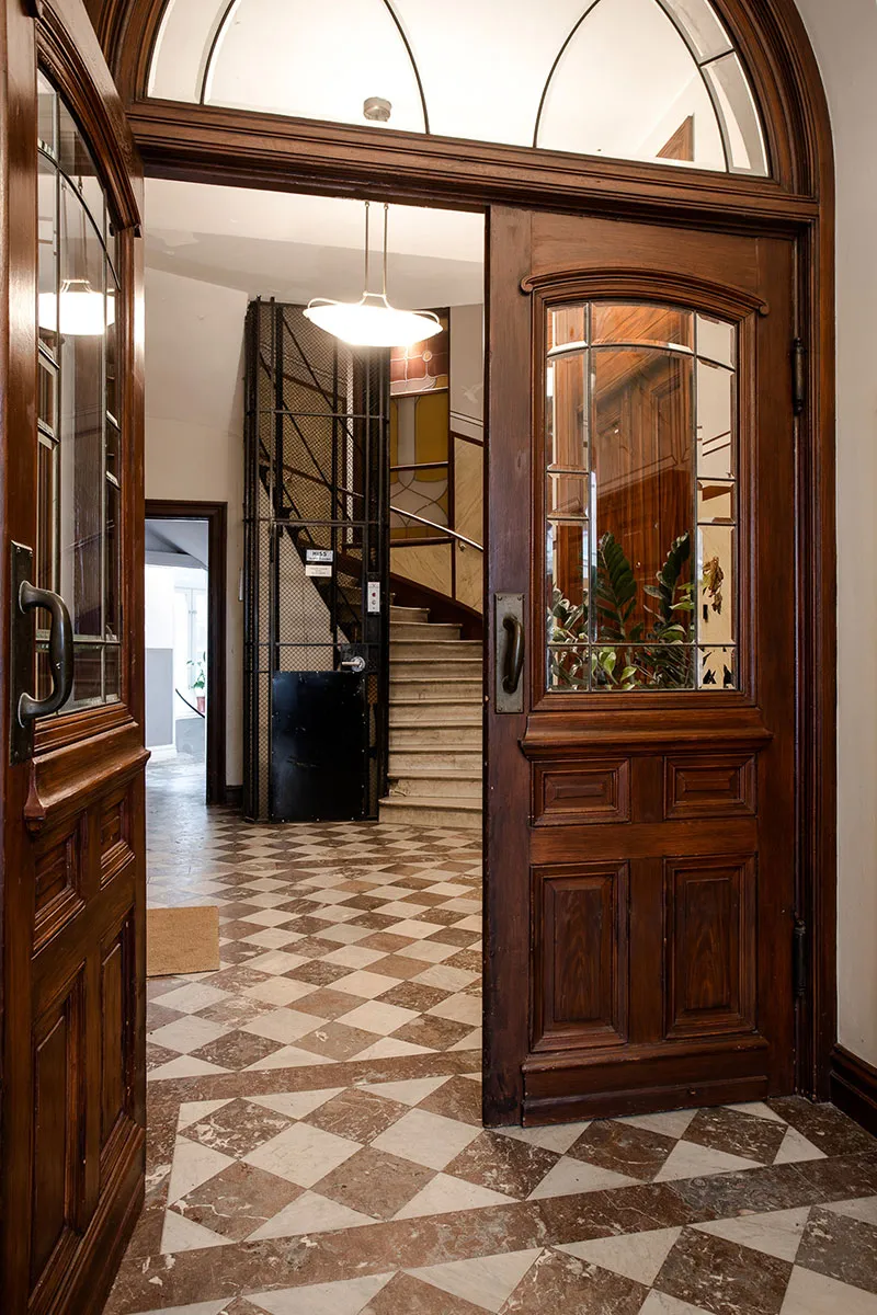 Просторная мансардная квартира со стеклянной перегородкой и балками (108 кв. м) - Gallery image 29