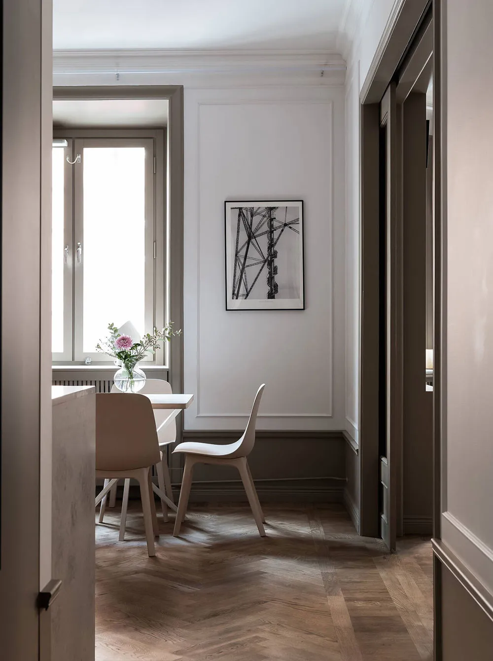 Современный интерьер в стильных бежевых тонах, пропитанный классической элегантностью - Gallery image 1