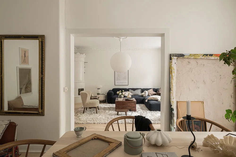 Белая скандинавская квартира с тёмным диваном (79 кв. м) - Gallery image 8