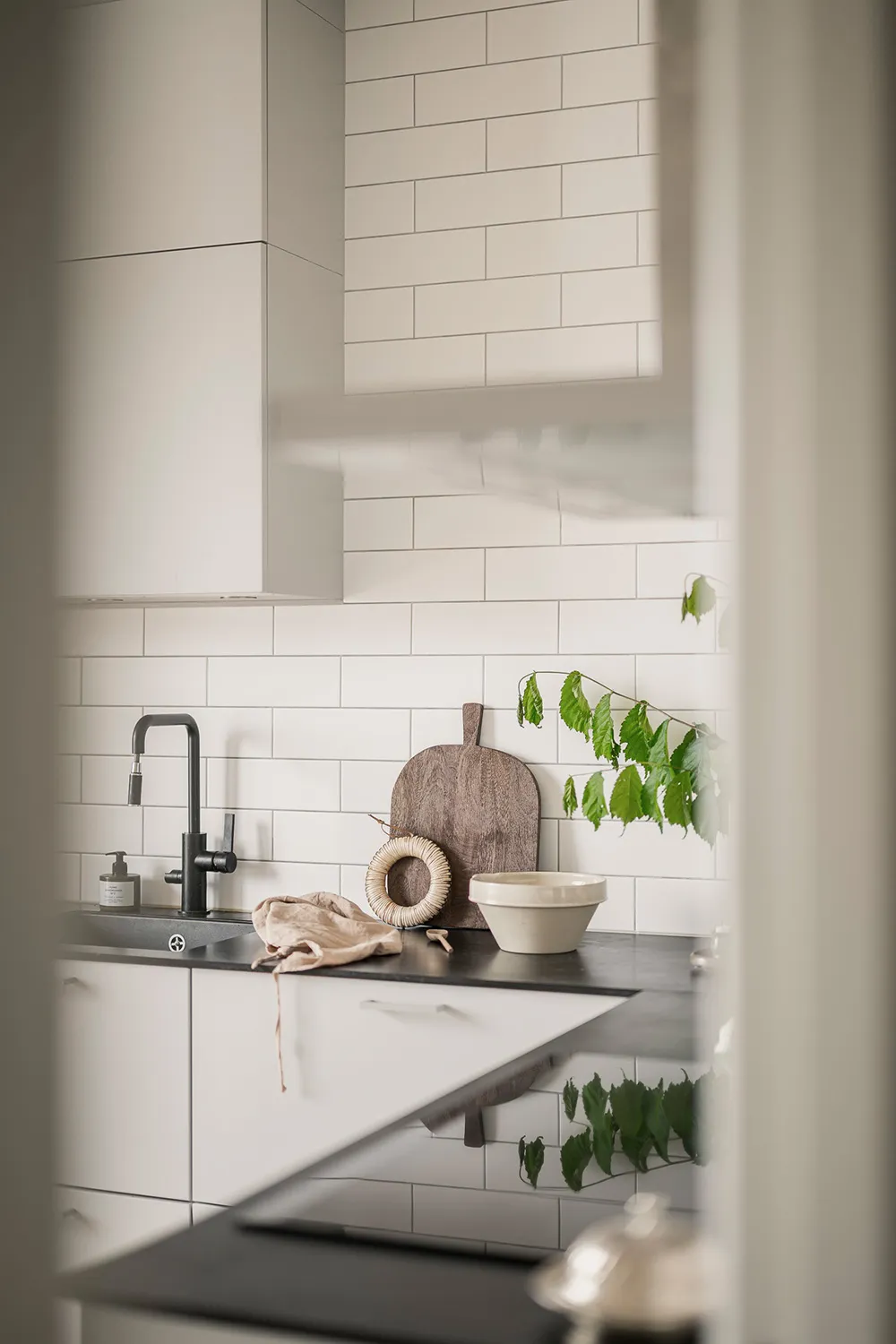 Белая скандинавская квартира с тёмным диваном (79 кв. м) - Gallery image 18