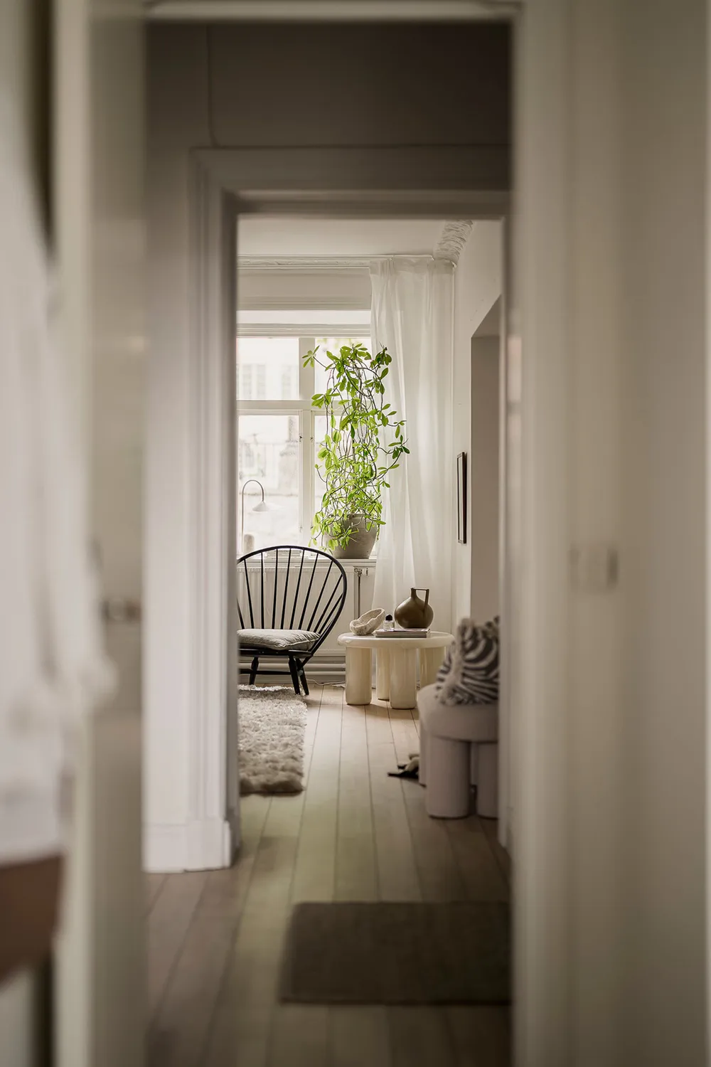 Белая скандинавская квартира с тёмным диваном (79 кв. м) - Gallery image 23