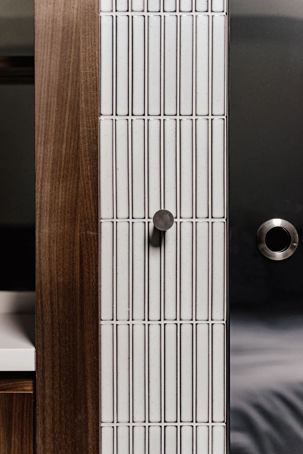 एक और पेरिस… छत के नीचे स्थित यह आकर्षक अपार्टमेंट, आधुनिक एवं स्टाइलिश डिज़ाइन का उत्कृष्ट उदाहरण है. - Gallery image 22