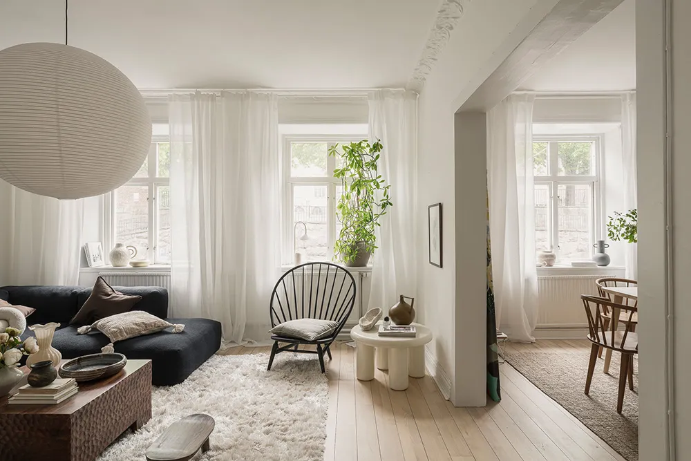 Белая скандинавская квартира с тёмным диваном (79 кв. м) - Gallery image 2