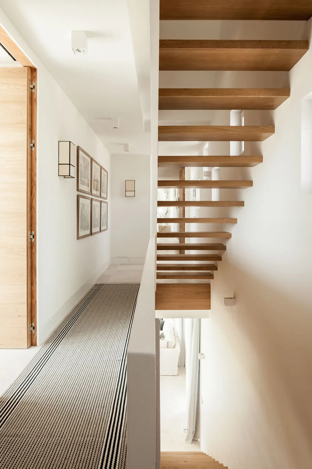 Светлый современный интерьер на берегу моря в Испании - Gallery image 10