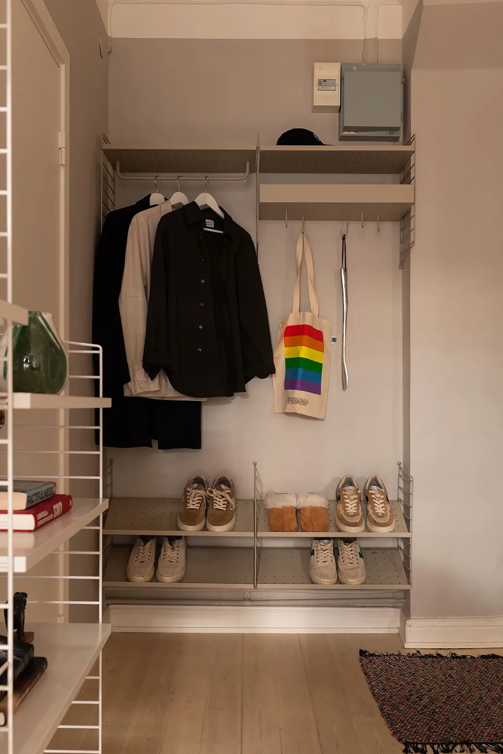 Стильний інтер'єр малої квартири з видом на кам'яну стіну (44 кв. м) - Gallery image 28