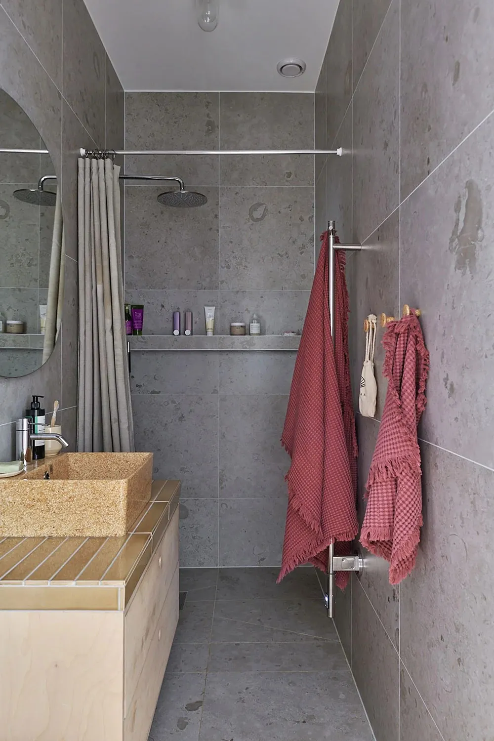 Cuisine en contreplaqué et poêle moderne : un appartement inhabituel à Stockholm (71 m²) - Gallery image 24