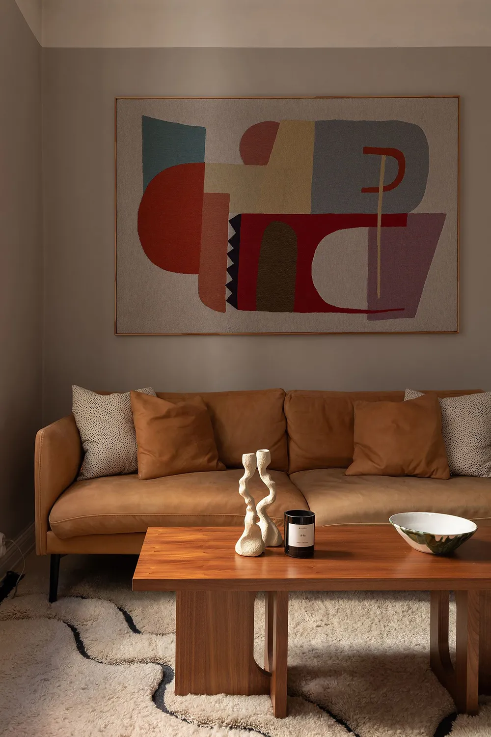 Стильний інтер'єр малої квартири з видом на кам'яну стіну (44 кв. м) - Gallery image 4