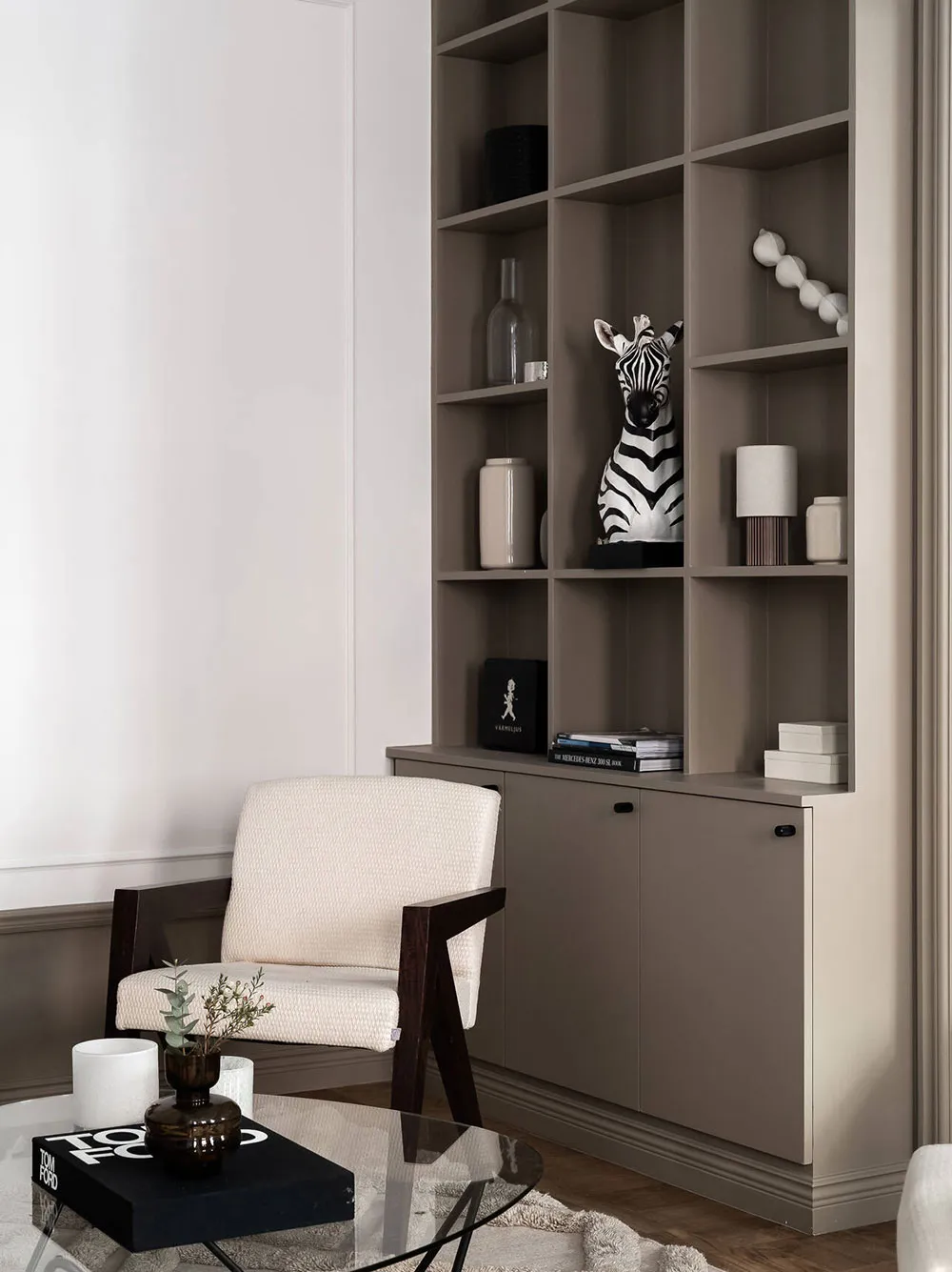 Современный интерьер в стильных бежевых тонах, пропитанный классической элегантностью - Gallery image 7