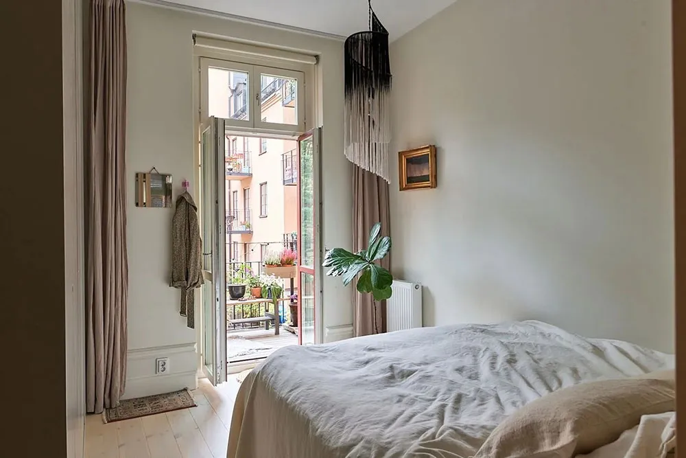 Cuisine en contreplaqué et poêle moderne : un appartement inhabituel à Stockholm (71 m²) - Gallery image 17