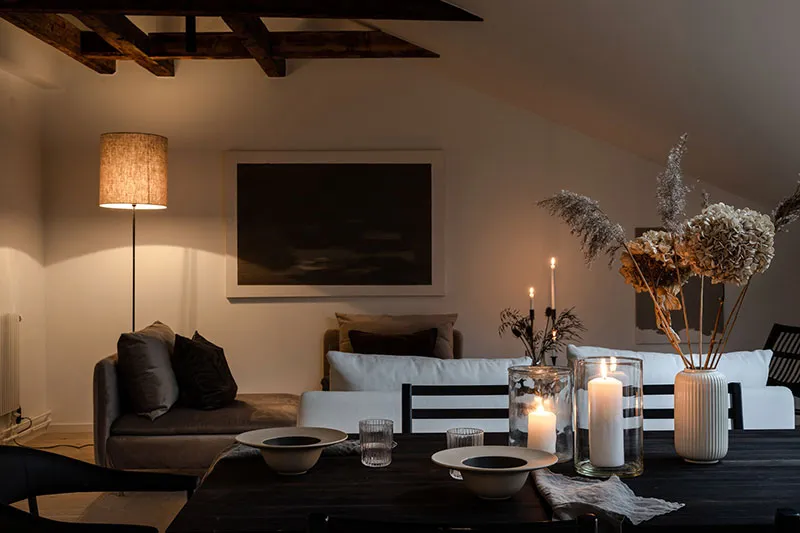 Просторная мансардная квартира со стеклянной перегородкой и балками (108 кв. м) - Gallery image 11