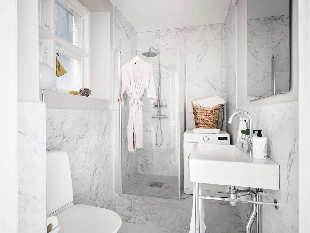 Светлый скандинавский интерьер со старинной кирпичной стеной на кухне (87 кв. м) - Gallery image 18