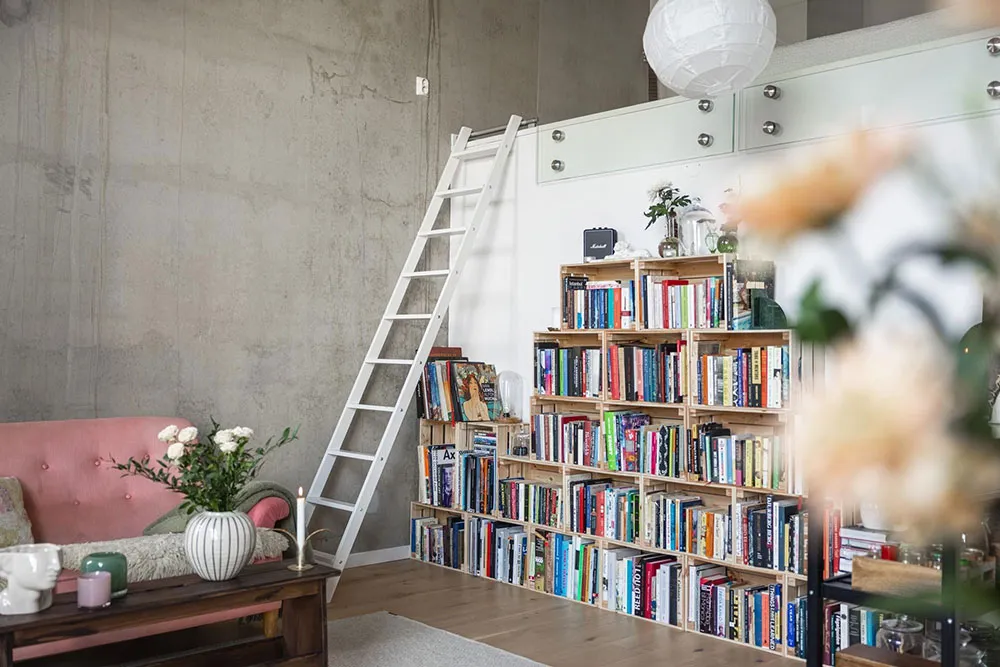 Paredes y techos de concreto a 4 m: loft escandinavo en Malmö (61 m²) - Gallery image 1