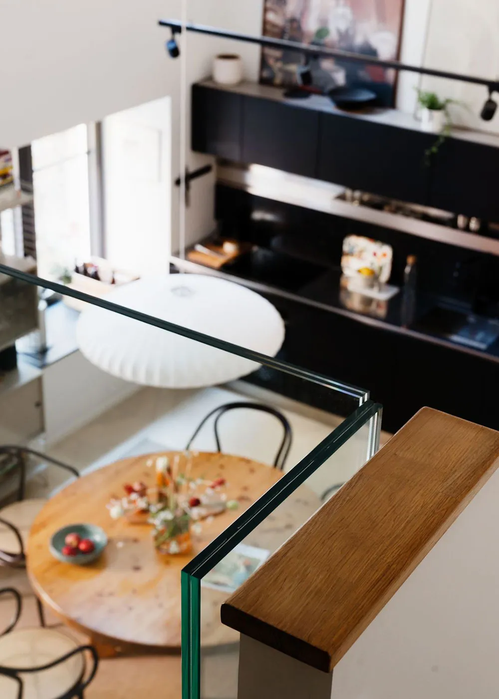 Яскрава квартира з антресоллю в колишній хлібній у Стокгольмі (75 м²) - Gallery image 13