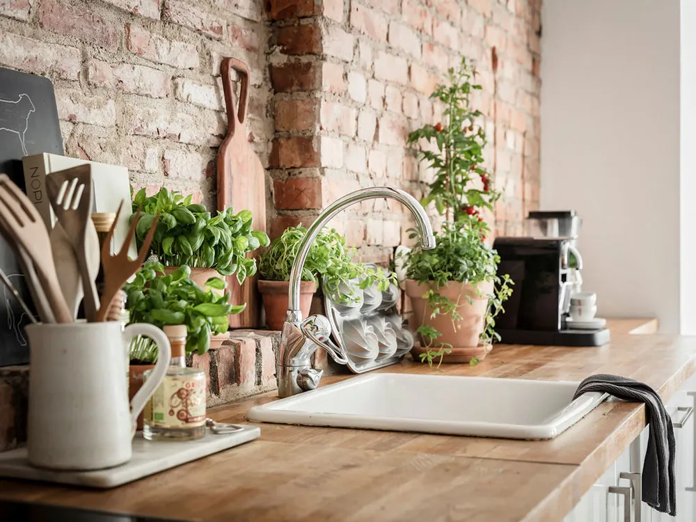 Светлый скандинавский интерьер со старинной кирпичной стеной на кухне (87 кв. м) - Gallery image 7