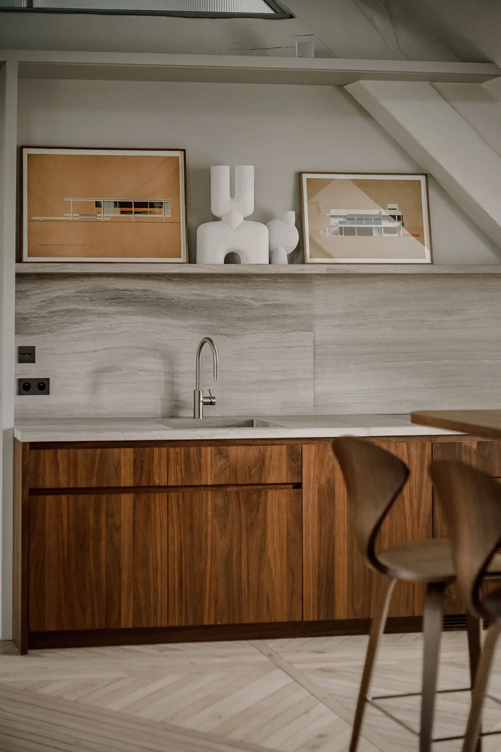 एक और पेरिस… छत के नीचे स्थित यह आकर्षक अपार्टमेंट, आधुनिक एवं स्टाइलिश डिज़ाइन का उत्कृष्ट उदाहरण है. - Gallery image 9